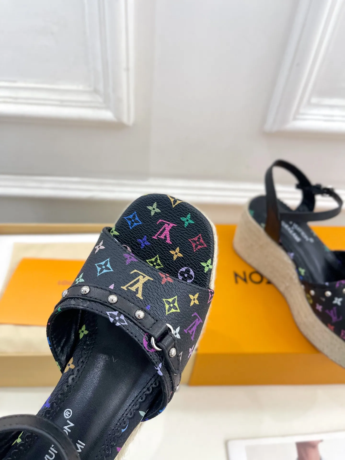👟👟Ex-factory price 620👟👟 | Louis Vuitton 25𝐬𝐬 🧡💚2025 spring and summer new model top version‼ ️The original version is the same. The counter features the latest LV Full of high-end feel! A popular model among bloggers at home and abroad, it’s retro and fashionable and looks amazing on your feet! Mainly recommended model on the official website★ ━━━━━ ЅᏇєєt ━━━━━ ▪️Upper: Original customized cowhide print ▪️Lining: imported sheepskin lining ▪️Outsole: original molded outsole ▪️Heel height: 8cm, water platform 4.5cm ▪️Shoe size: 35-39 (customized for 40, 41)